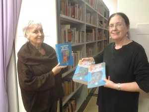 Mireia i Montse amb l'Informe ...cap al Centre Documentació de Ca la Dona!